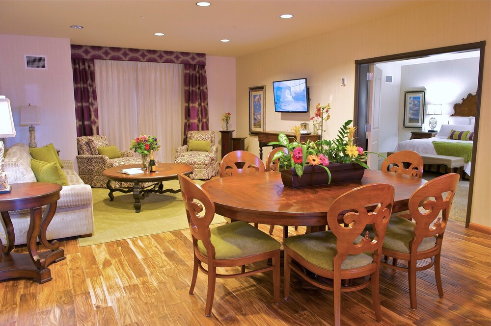 Living area, Woolley's Classic Suites Denver Airport