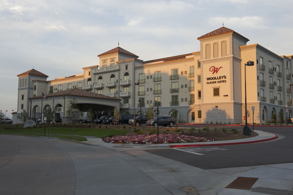 Front of property, Woolley's Classic Suites Denver Airport