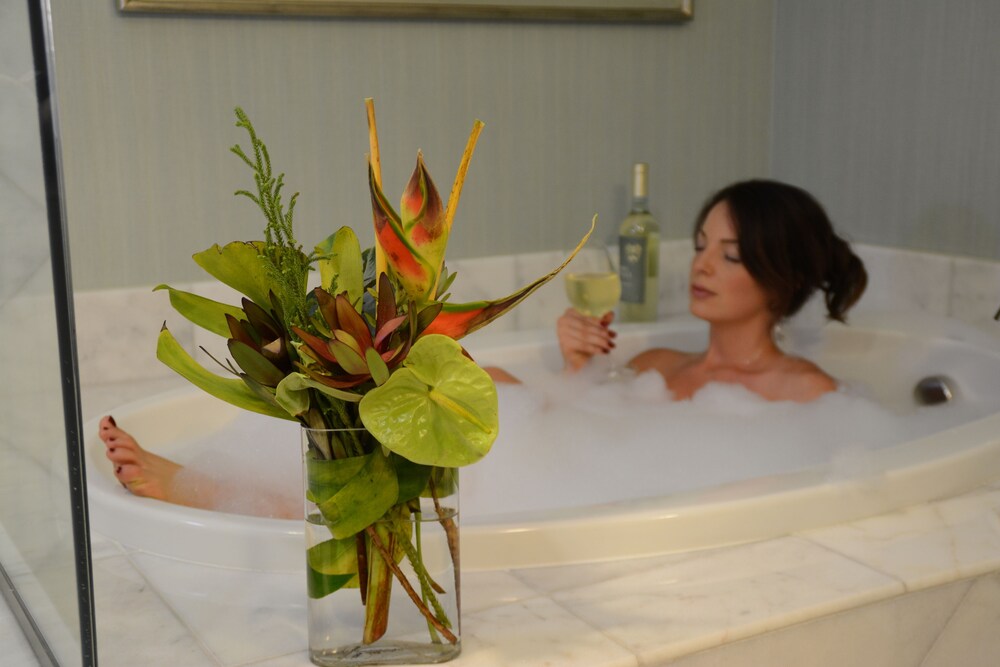 Private spa tub, Woolley's Classic Suites Denver Airport