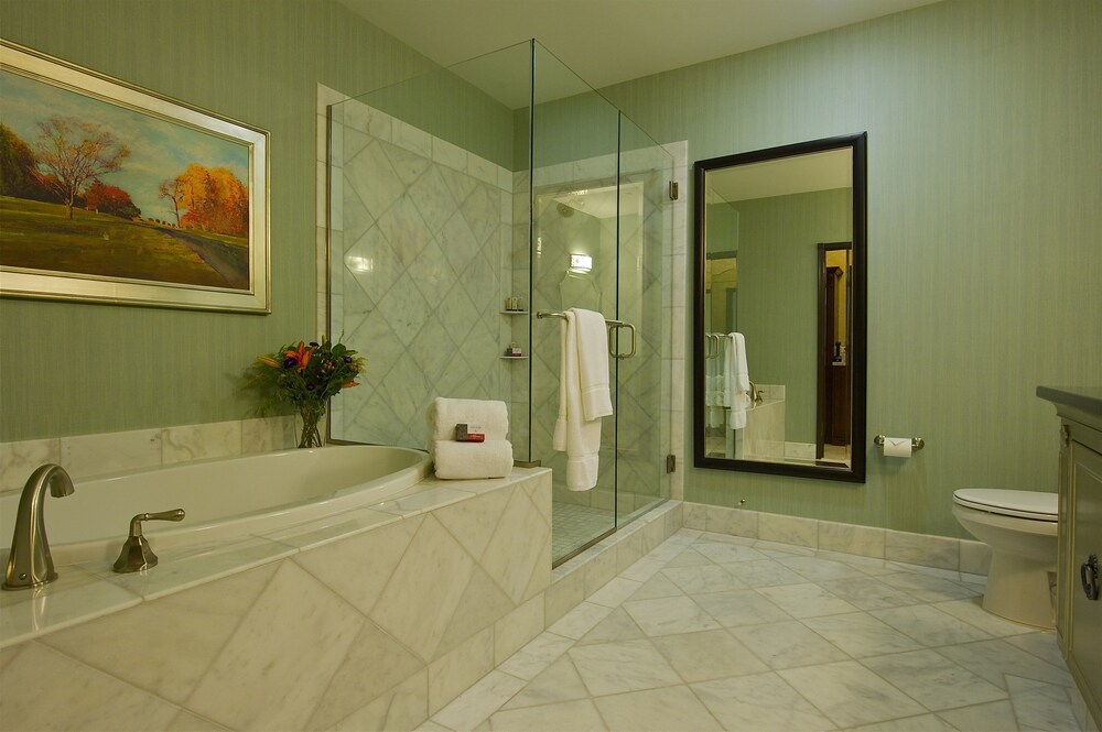 Bathroom, Woolley's Classic Suites Denver Airport