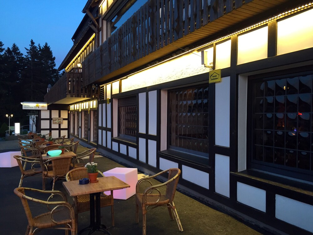 Voorkant hotel - avond/nacht