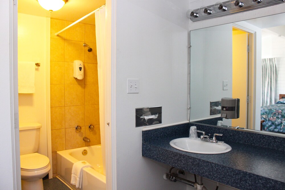 Deluxe Double Room, 2 Queen Beds, Kitchen - Bathroom