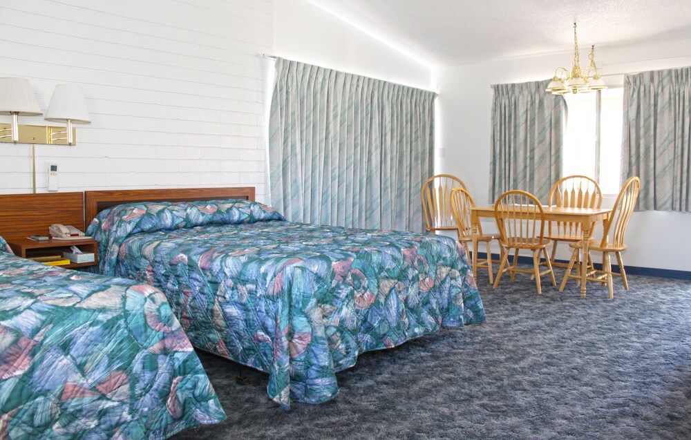 Deluxe Double Room, 2 Queen Beds, Kitchen - In-Room Dining
