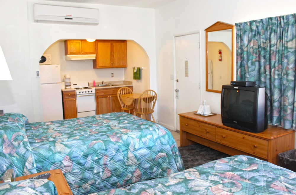 Deluxe Double Room, 2 Double Beds, Kitchenette - Private Kitchenette