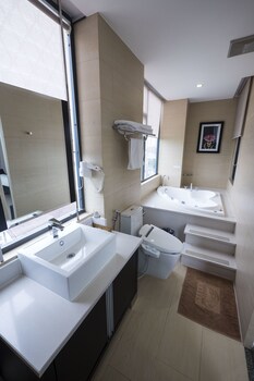 Deep Soaking Bathtub