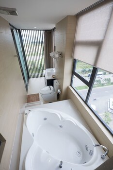 Deep Soaking Bathtub