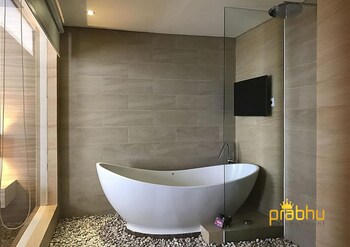 Deep Soaking Bathtub