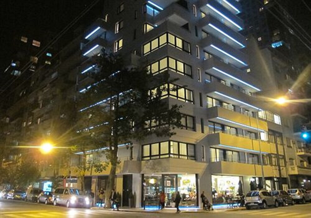 Fachada del hotel de noche