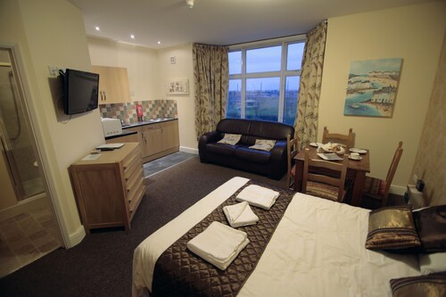 Pier View Hotel and Apartments