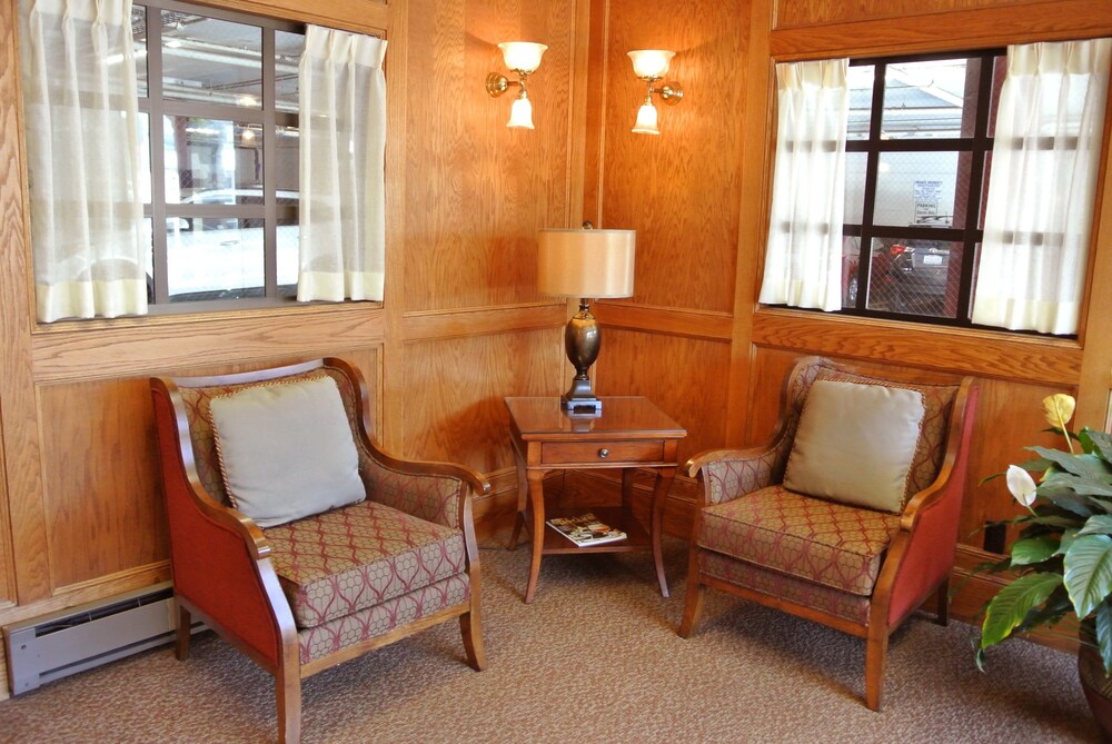 Lobby sitting area, Cow Hollow Inn & Suites