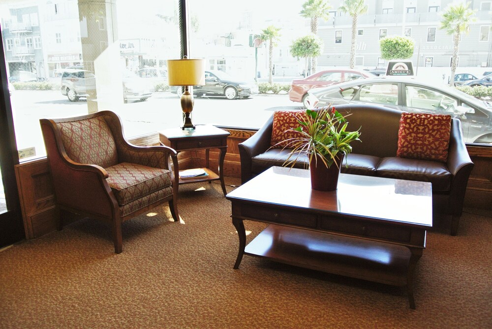 Interior entrance, Cow Hollow Inn & Suites