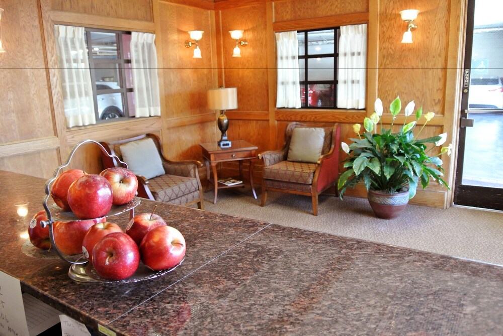 Interior entrance, Cow Hollow Inn & Suites