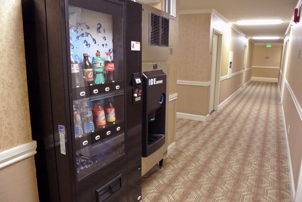 Vending machine, Cow Hollow Inn & Suites