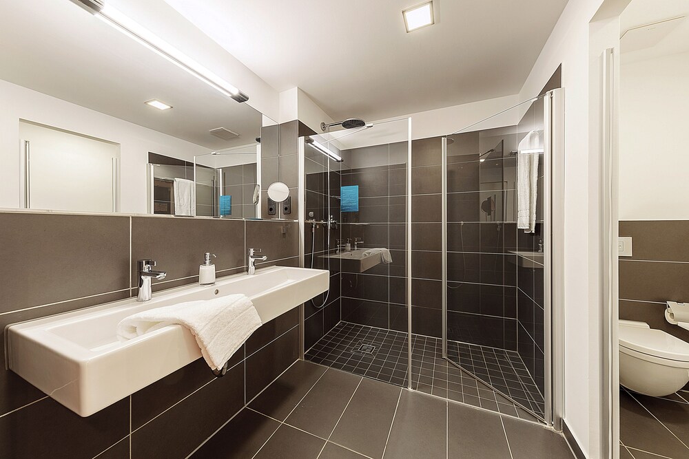 Apartment, Balcony, Corner (CA) - Bathroom