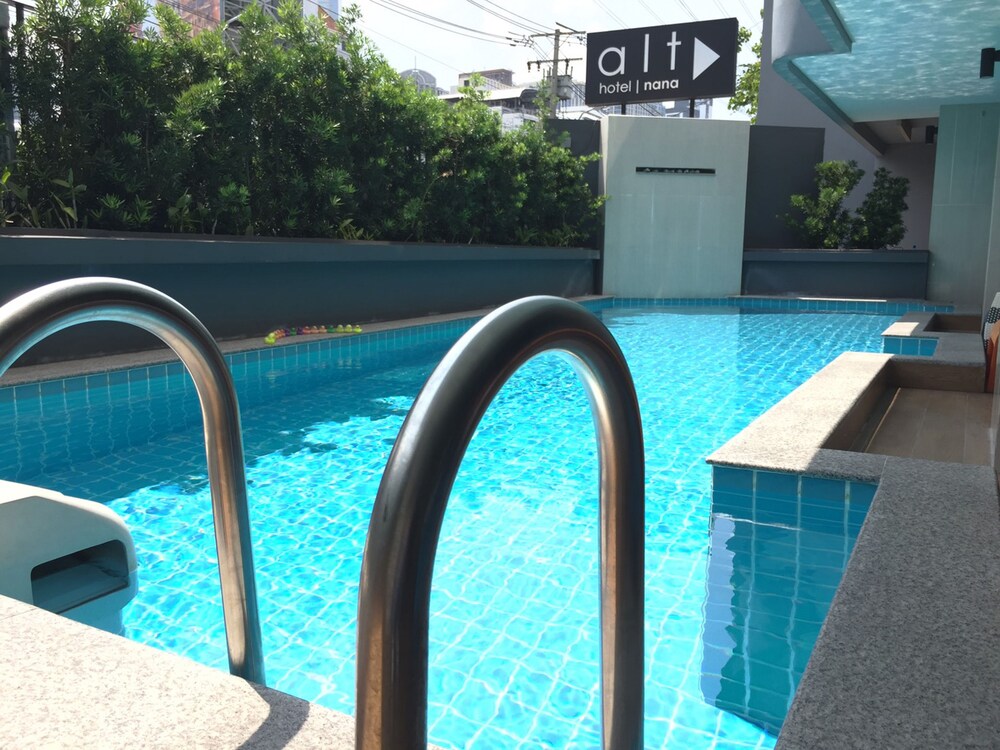Kolam Renang Luar Ruangan