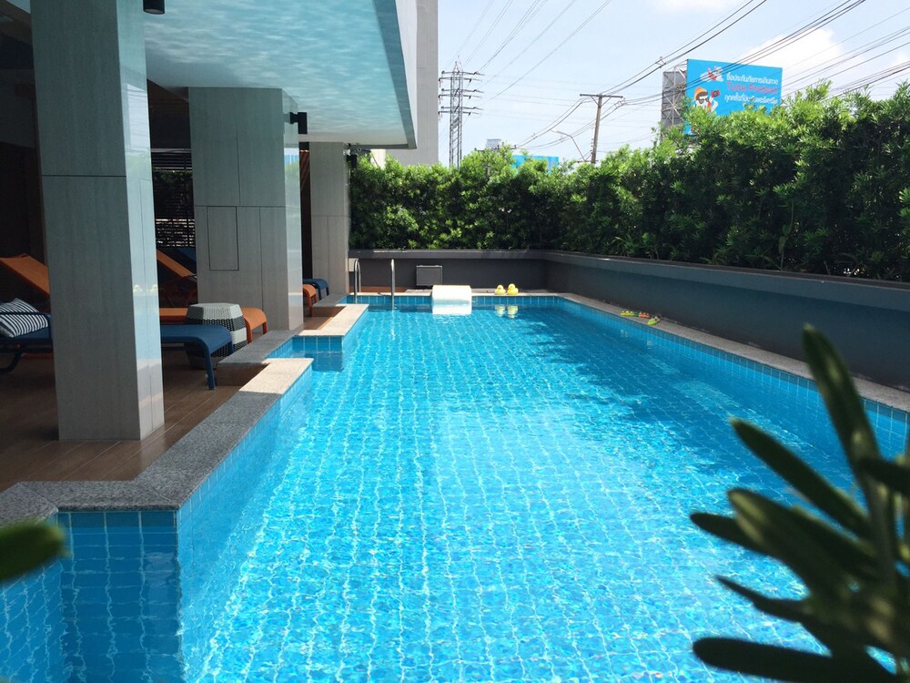 Kolam Renang Luar Ruangan
