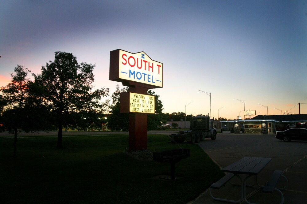 Hotel Front - Evening/Night