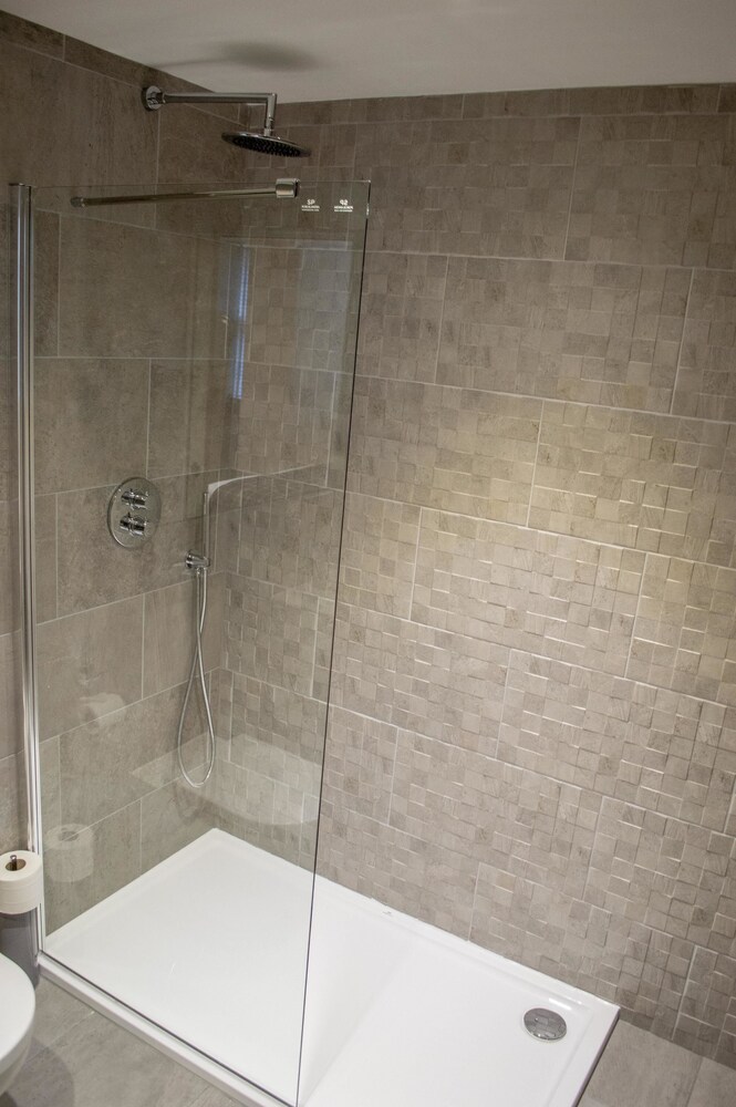 Apartment, 2 Bedrooms (2 Bathrooms) - Bathroom Shower