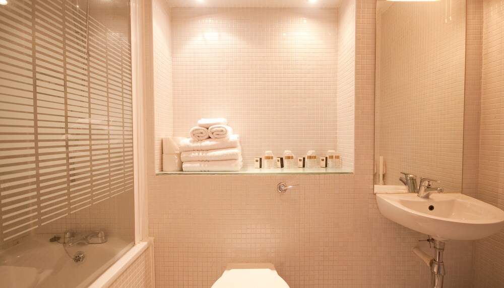 Apartment (2 Adults) - Bathroom