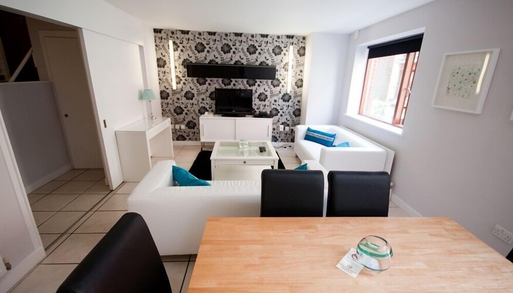 Apartment, 3 Bedrooms - Living Room