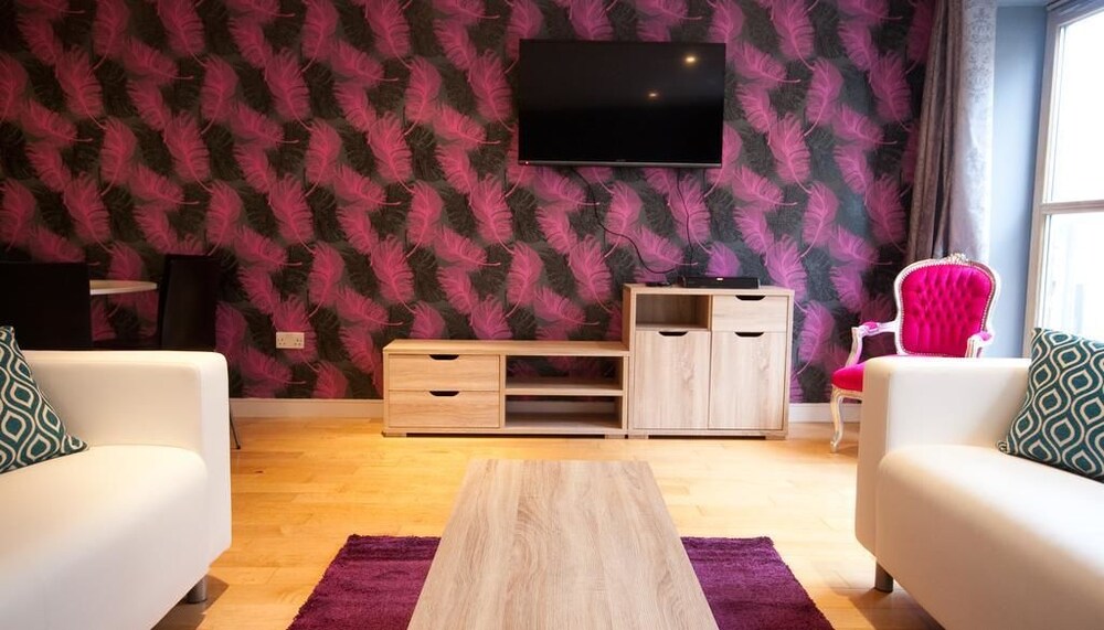 Apartment, 3 Bedrooms - Living Room