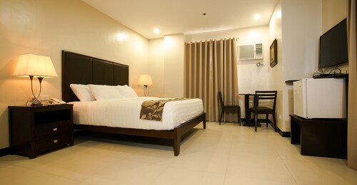 Main Hotel & Suites