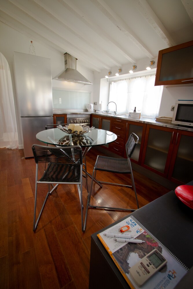 Cocina en la habitación: Estudio (calle Cinco Bolas)