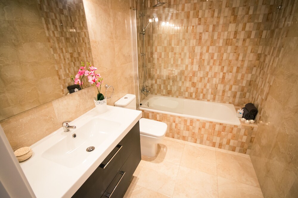Cuarto de baño: Apartamento, 3 habitaciones, vistas al mar (Min.30 years old) Muelle Heredia)