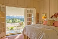 Panoramic Penthouse, 1 Queen Bed, Balcony, Vineyard View