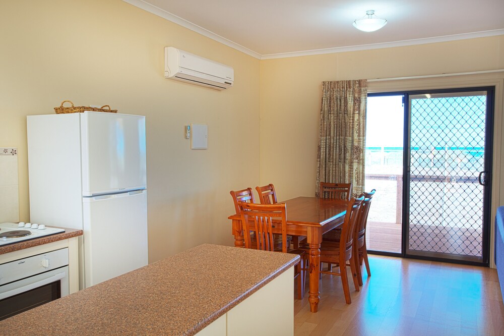 Deluxe 3 Bedroom Cabin - In-Room Dining
