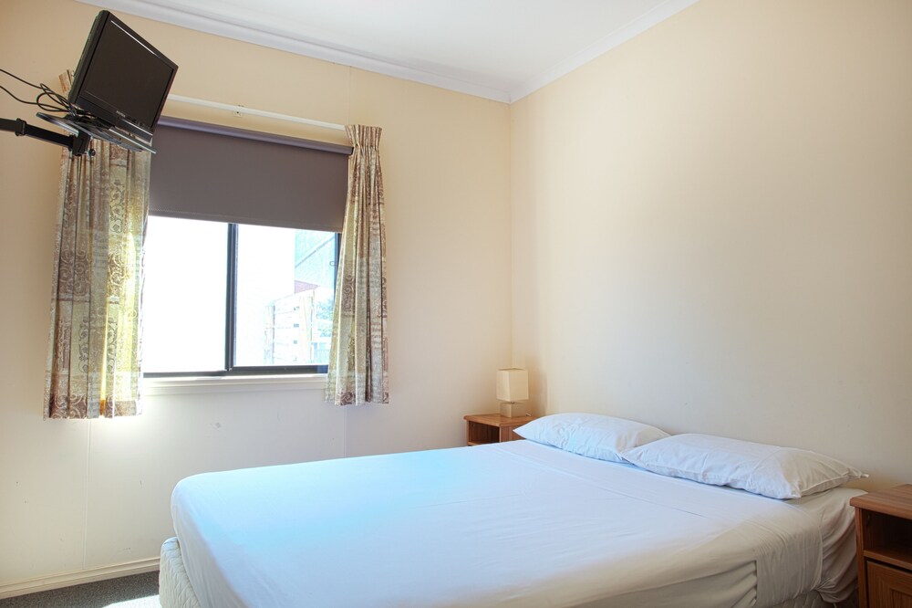 Deluxe 3 Bedroom Cabin - Guestroom