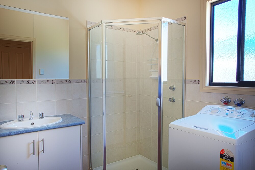 Deluxe 3 Bedroom Cabin - Bathroom