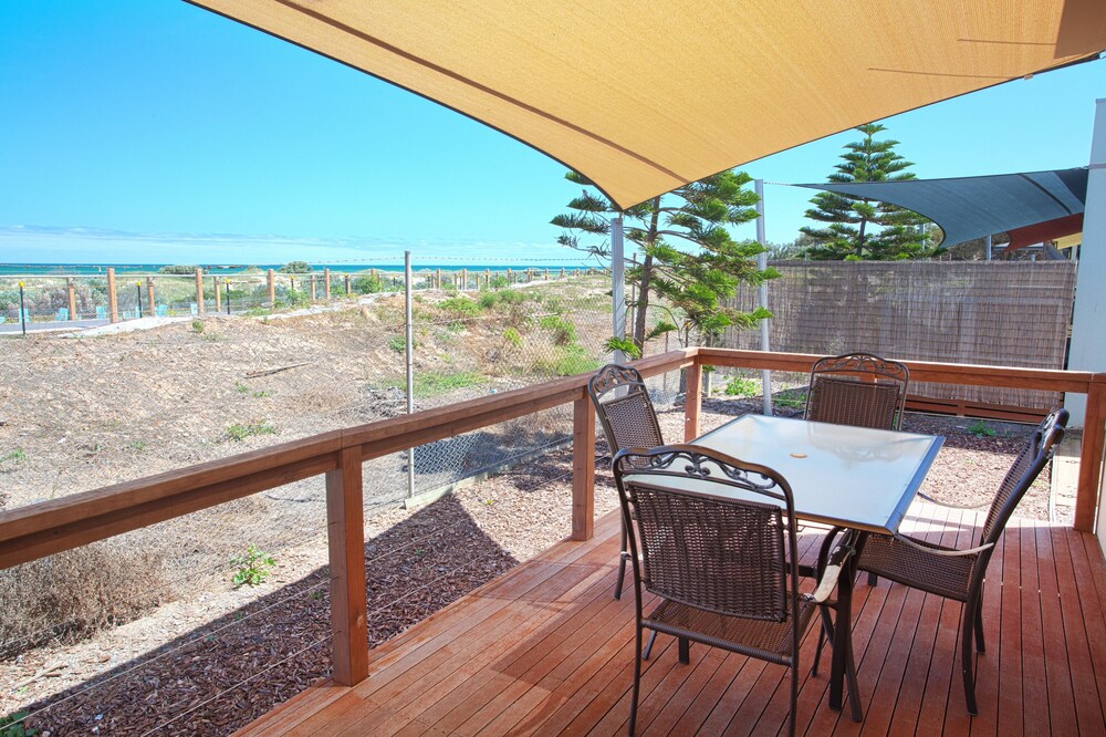 Deluxe 3 Bedroom Cabin - Balcony