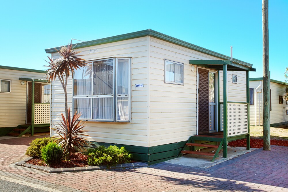 Economy Cabin (Sleeps 2) - Guestroom