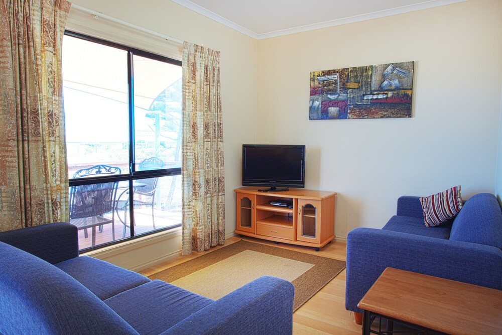 Deluxe 3 Bedroom Cabin - Living Area