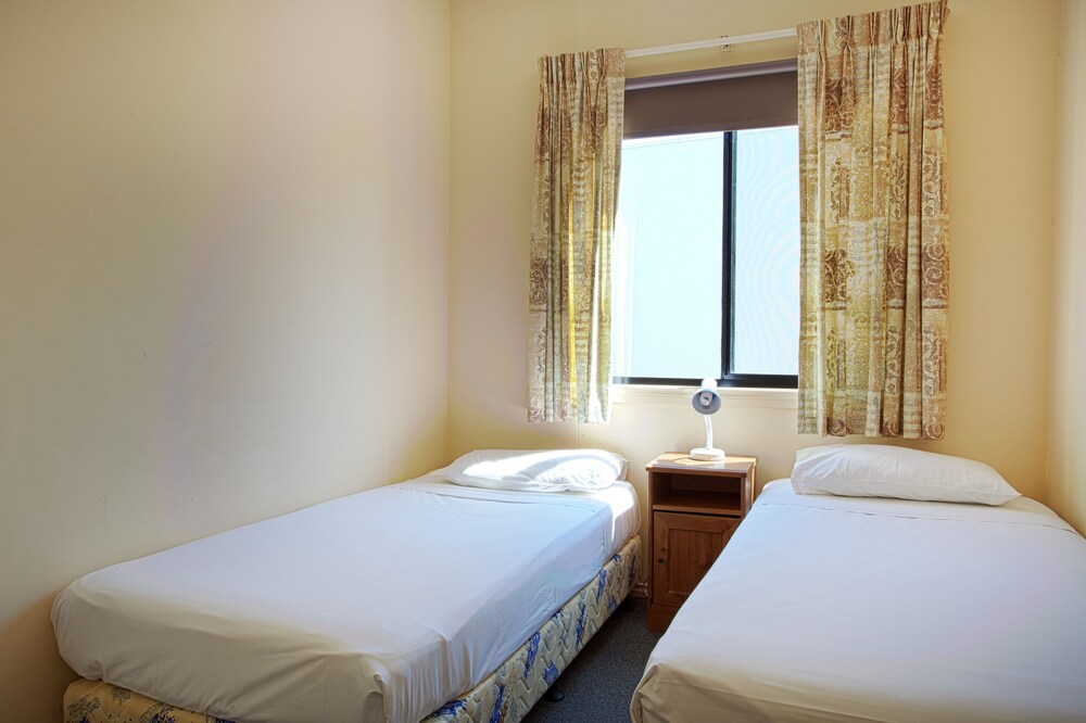 Deluxe 3 Bedroom Cabin - Guestroom
