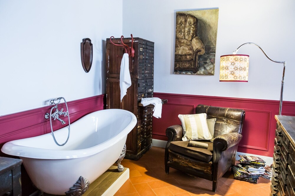 Deep Soaking Bathtub