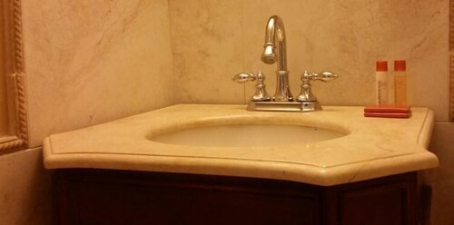 Deluxe Studio, 1 Queen Bed, Refrigerator & Microwave - Bathroom Sink
