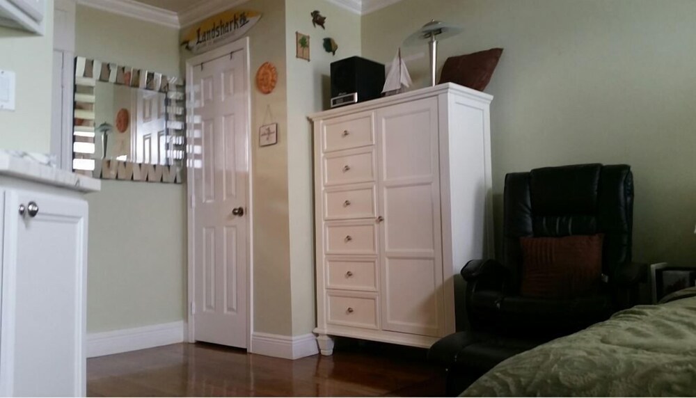 Deluxe Studio, 1 Queen Bed, Refrigerator & Microwave - Living Area