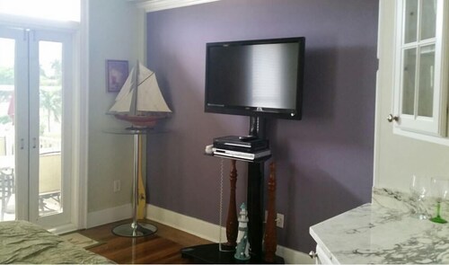 Deluxe Studio, 1 Queen Bed, Refrigerator & Microwave - Living Area
