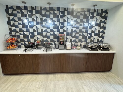 La Quinta Inn & Suites by Wyndham New Haven