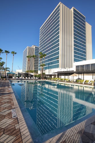 DoubleTree by Hilton at the Entrance to Universal Orlando