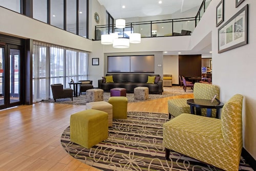 La Quinta Inn & Suites by Wyndham Detroit Metro Airport