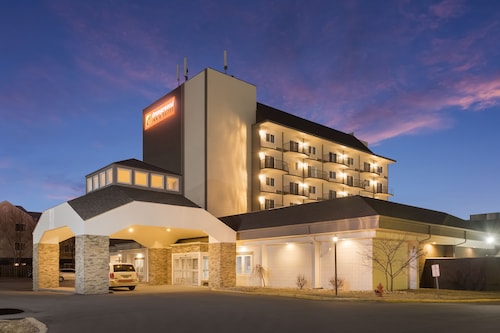 Orangewood Inn & Suites Kansas City Airport