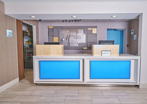 Holiday Inn Express Charleston-Civic Center by IHG