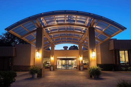 Sheraton Milwaukee Brookfield Hotel
