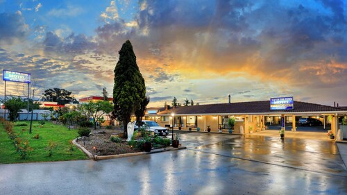 Top Of The Town Motel