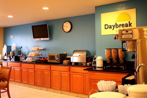 Days Inn & Suites by Wyndham Bloomington/Normal IL