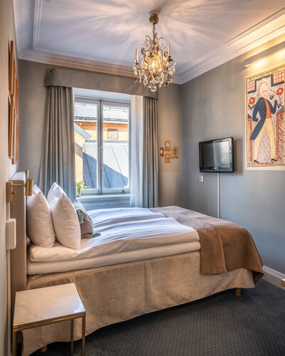 Lady Hamilton Hotel