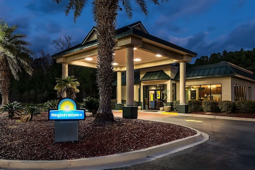 Days Inn by Wyndham Richmond Hill/Savannah